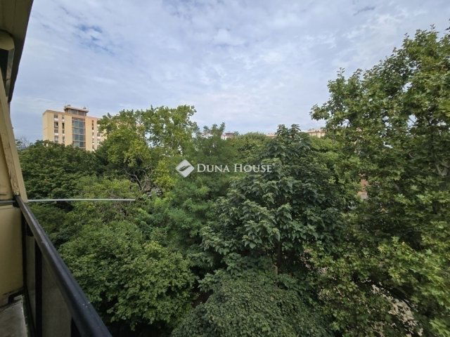 Eladó panellakás, Pécsett 48.9 M Ft, 3 szobás