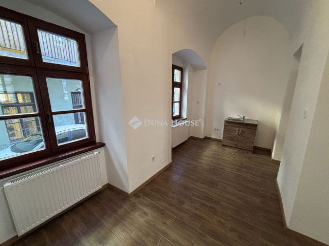 Eladó téglalakás, Sopronban 59.9 M Ft, 1 szobás