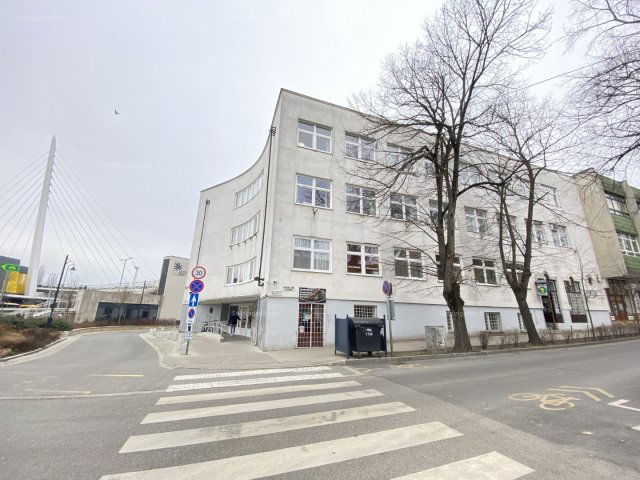 Kiadó iroda, Kaposváron, Petőfi téren 50 E Ft / hó, 1 szobás