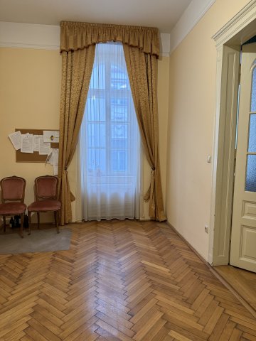 Eladó téglalakás, Pécsett 199 M Ft, 7 szobás