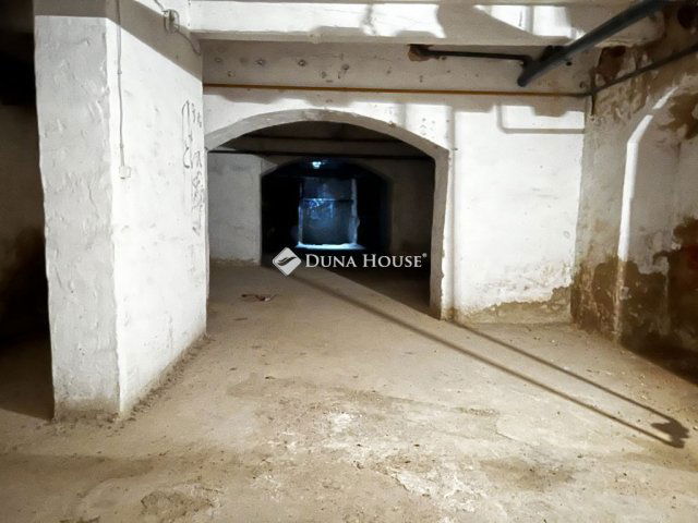 Eladó ipari ingatlan, Szombathelyen, Fő téren 12 M Ft