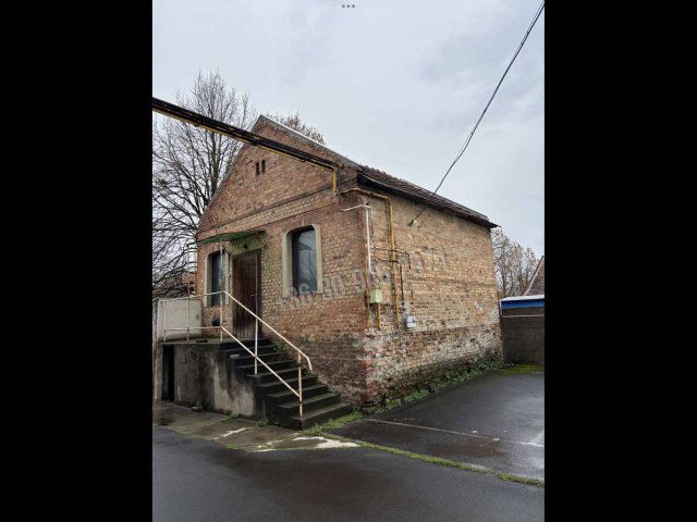 Eladó üzlethelyiség, Békéscsabán 200 M Ft