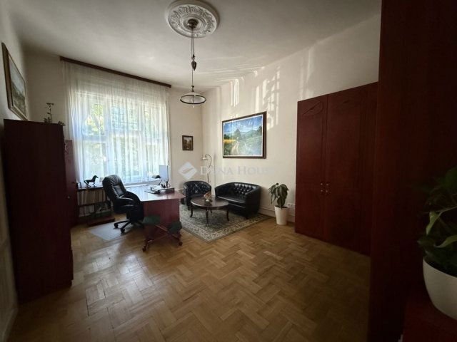 Eladó téglalakás, Székesfehérvárott 179.9 M Ft, 5 szobás