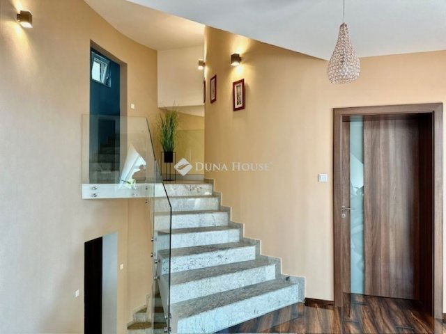 Eladó családi ház, Pécsett 425 M Ft, 6 szobás