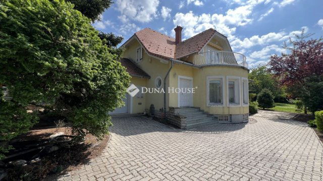 Eladó családi ház, Csopakon 215 M Ft, 8 szobás