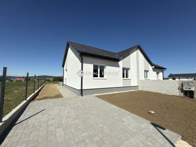 Eladó ikerház, Tarjánon, Nefelejcs utcában 97.6 M Ft, 4 szobás