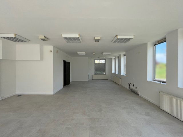 Kiadó üzlethelyiség, Tiszaújvárosban, Szent István úton