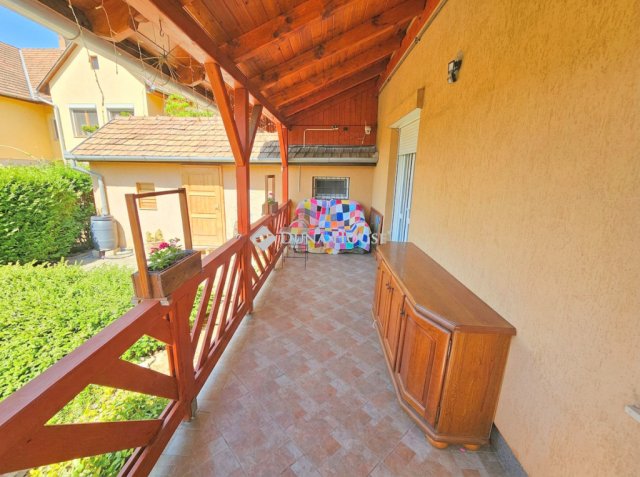 Eladó családi ház, Vecsésen 134.9 M Ft, 5 szobás