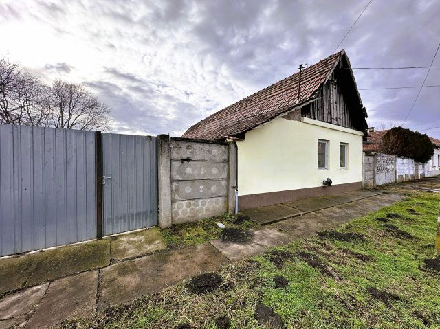 Eladó családi ház, Magyarbánhegyesen 4 M Ft, 2 szobás