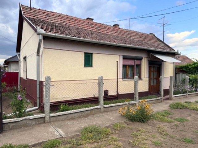 Eladó családi ház, Sárándon 33.5 M Ft, 2 szobás