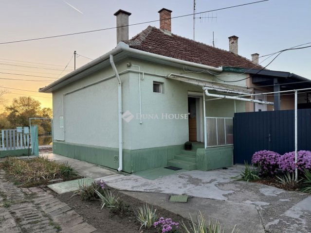 Eladó családi ház, Gyulán 12 M Ft, 2 szobás