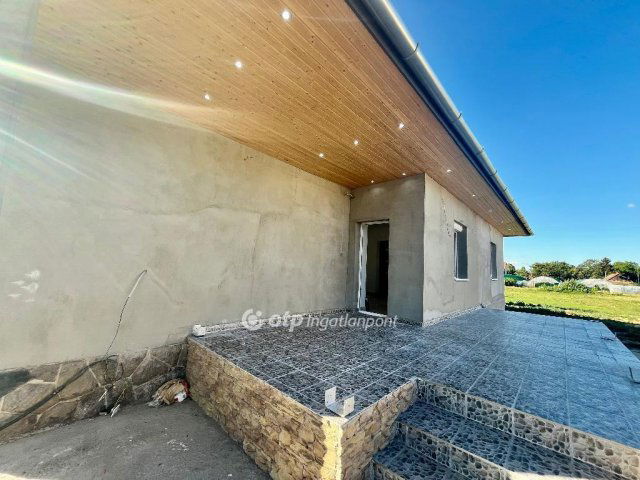 Eladó családi ház, Turán 37.99 M Ft, 2 szobás