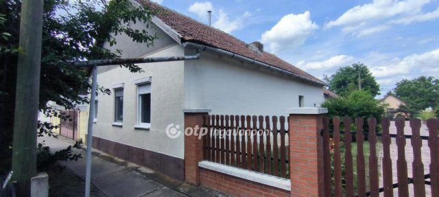 Eladó családi ház, Almáskamaráson 5.8 M Ft, 2 szobás