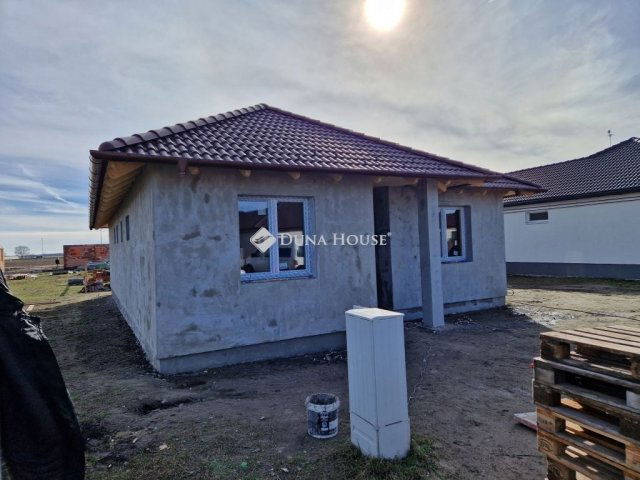 Eladó családi ház, Monoron 99 M Ft, 5 szobás