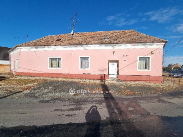 Eladó családi ház, Egyházaskeszőn 14 M Ft, 4+2 szobás