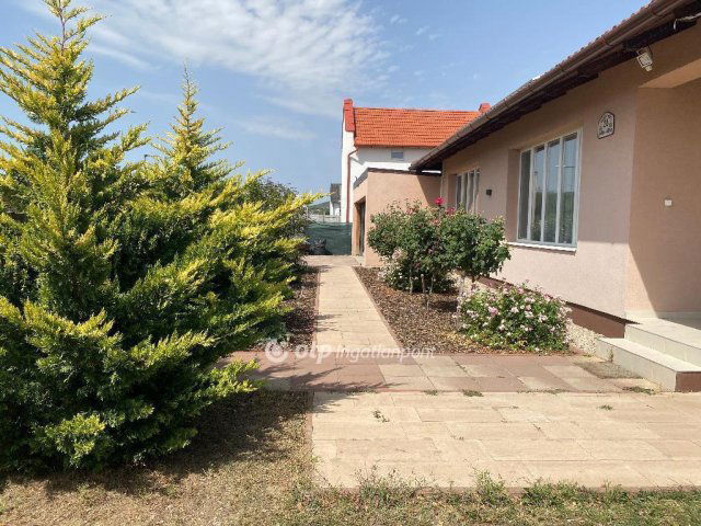 Eladó családi ház, Velencén 220 M Ft, 4 szobás