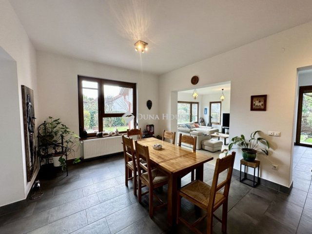 Eladó családi ház, Szentendrén 330 M Ft, 6 szobás