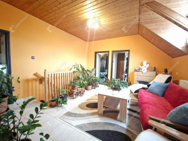 Eladó családi ház, Ászáron 61.9 M Ft, 5 szobás