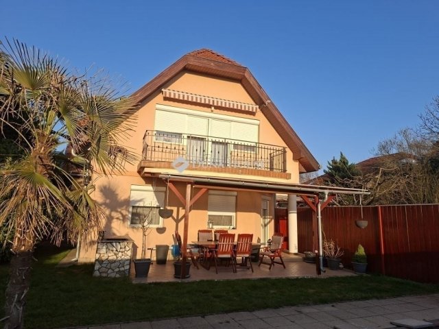 Eladó ikerház, Nagytarcsán 180 M Ft, 5 szobás