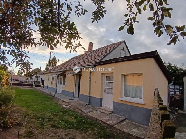 Eladó családi ház, Bakonyszombathelyen 22.5 M Ft, 3 szobás