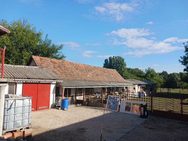 Eladó családi ház, Lajoskomáromban 61.9 M Ft, 2+1 szobás