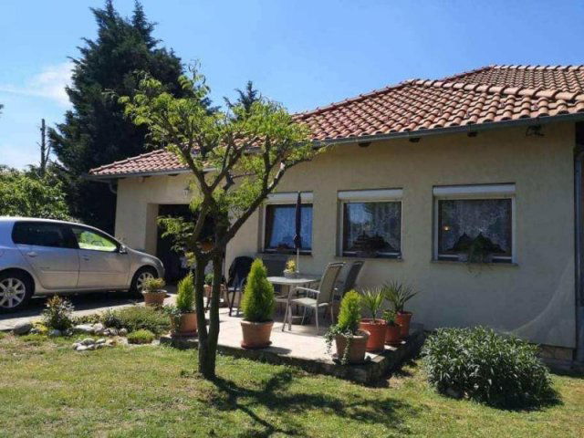 Eladó családi ház, Pécsett, Egyenlőség utcában 200 M Ft