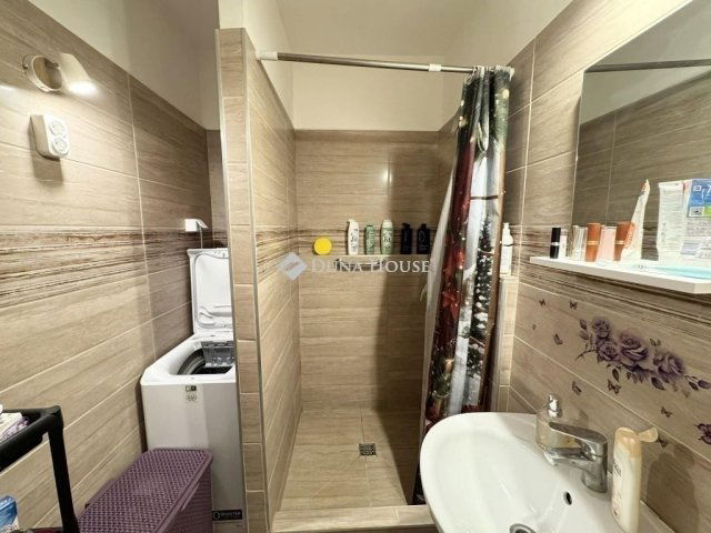 Eladó panellakás, Pécsett 48.9 M Ft, 3 szobás