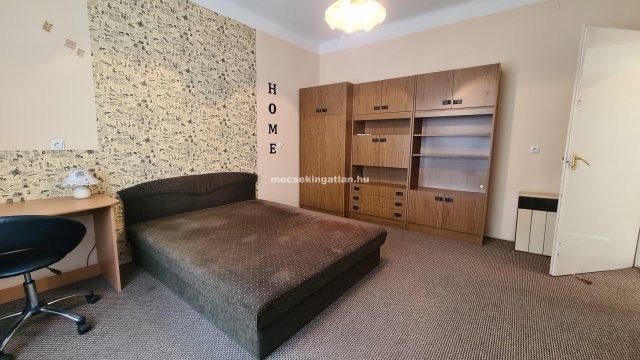 Kiadó téglalakás, albérlet, Pécsett 140 E Ft / hó, 1 szobás