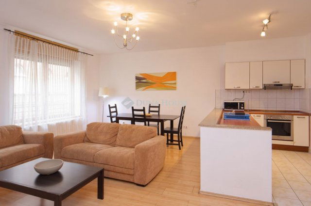 Eladó téglalakás, Budapesten, VI. kerületben, Aradi utcában