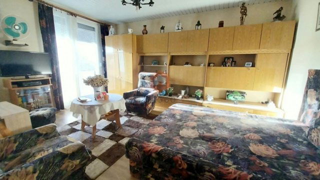 Eladó panellakás, Pécsett 44.4 M Ft, 2 szobás