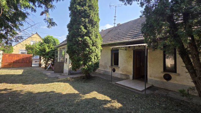 Eladó családi ház, Tatán 34 M Ft, 3 szobás