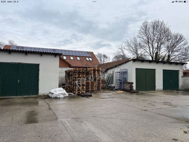 Eladó üzlethelyiség, Békéscsabán 200 M Ft