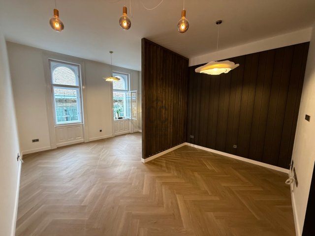 Eladó téglalakás, Budapesten, VI. kerületben 83.9 M Ft, 1 szobás