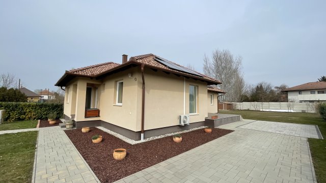 Eladó családi ház, Vámosszabadin 139.9 M Ft, 5 szobás