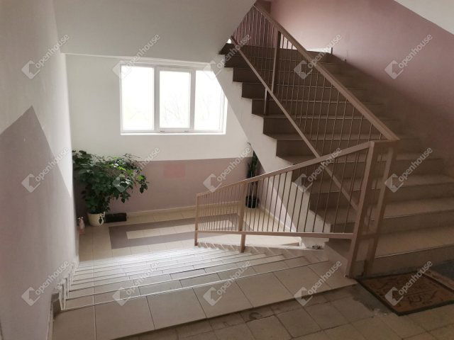 Eladó téglalakás, Komáromban 37.8 M Ft, 2 szobás