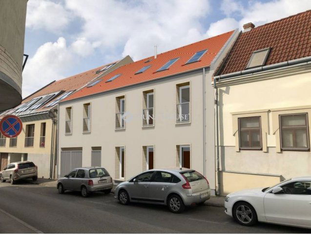Eladó téglalakás, Pécsett, Kóczián Sándor utcában 92 M Ft