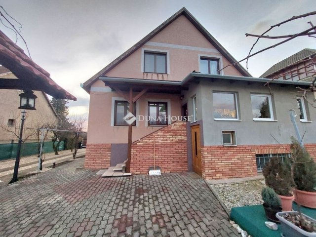 Eladó családi ház, Nagyvenyimen 84.9 M Ft, 5 szobás