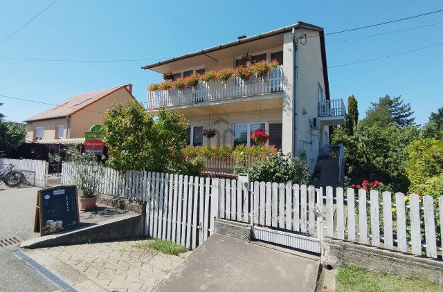 Eladó családi ház, Százhalombattán 140 M Ft, 4 szobás