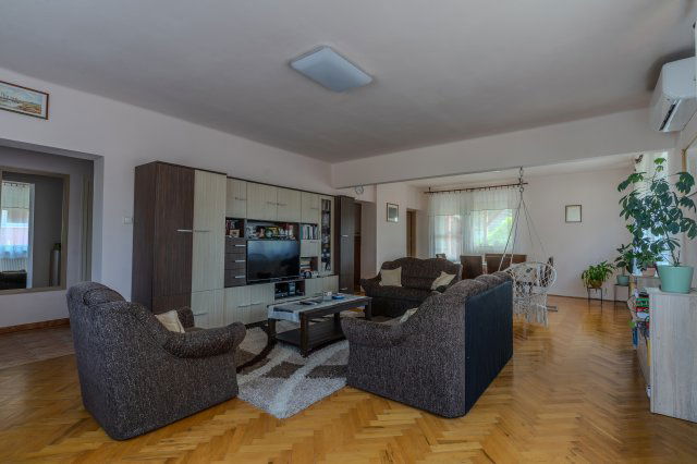 Eladó családi ház, Baján 68 M Ft, 6 szobás