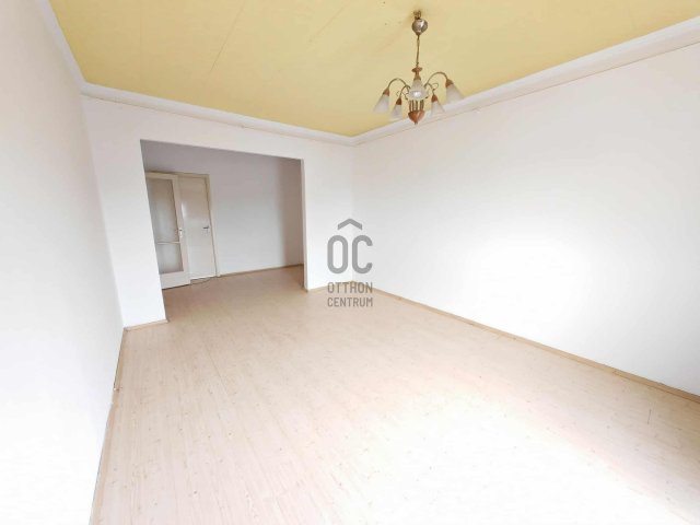 Eladó panellakás, Ajkán 31.5 M Ft, 2 szobás