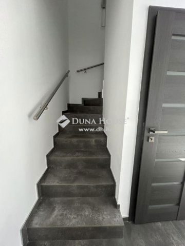 Eladó családi ház, Vecsésen 119.9 M Ft, 5 szobás