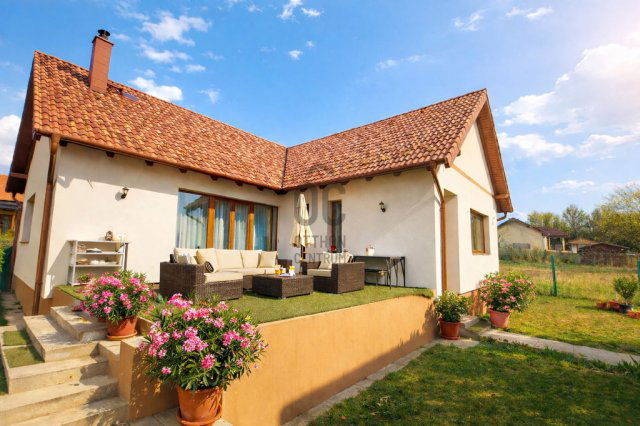 Eladó családi ház, Nagytarcsán 205.9 M Ft, 5 szobás