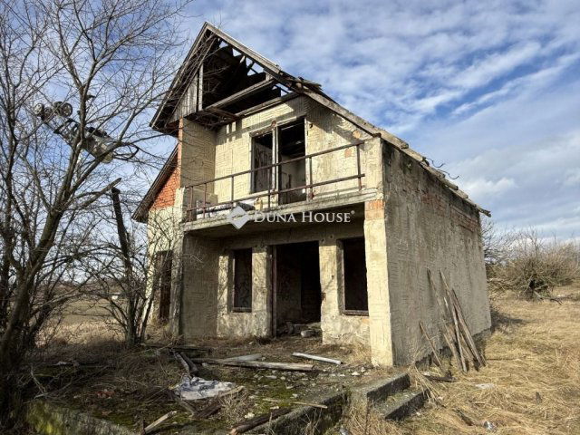 Eladó nyaraló, Komáromban 9 M Ft, 4 szobás