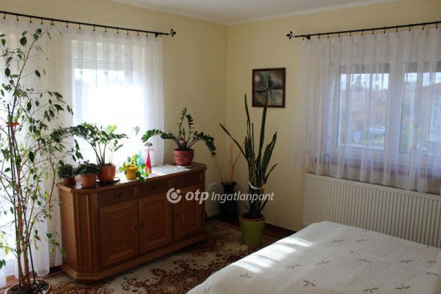 Eladó téglalakás, Pápán 269 M Ft, 4 szobás