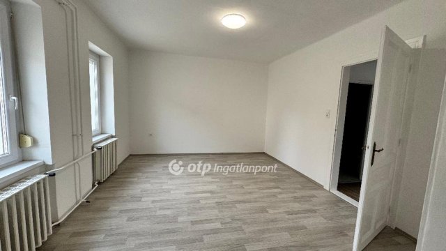 Eladó téglalakás, Pápán 56.9 M Ft, 3 szobás