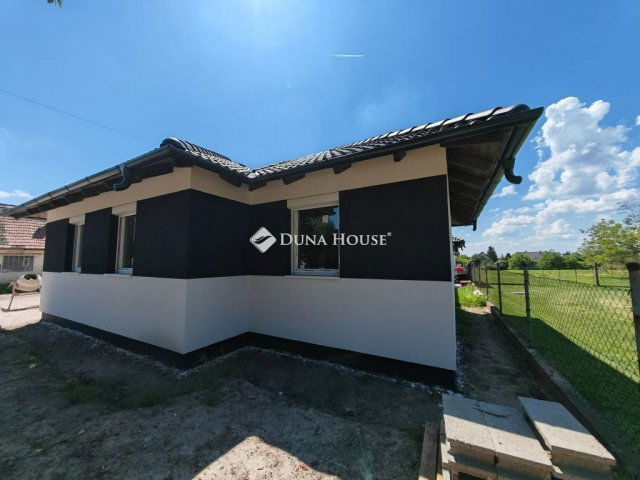 Eladó ikerház, Ercsiben 69.9 M Ft, 4 szobás