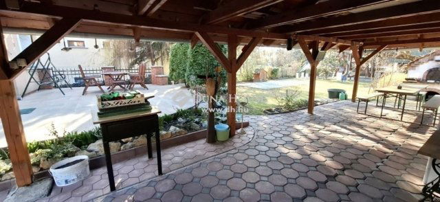 Eladó családi ház, Szentendrén 339 M Ft, 10 szobás