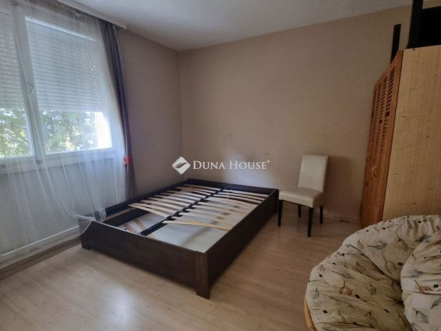 Eladó panellakás, Pécsett 39.9 M Ft, 2 szobás