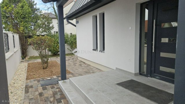 Eladó családi ház, Fonyódon 99 M Ft, 5 szobás