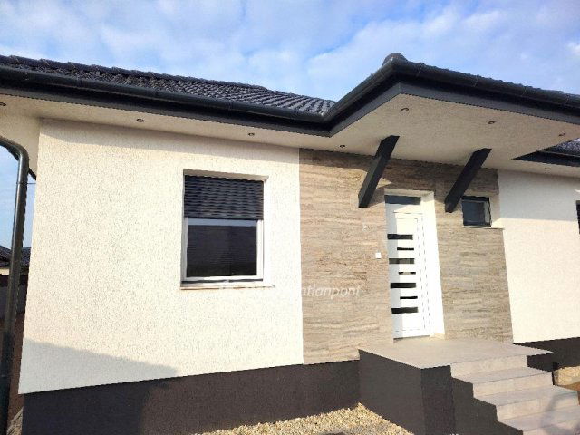 Eladó ikerház, Velencén 114.9 M Ft, 4 szobás